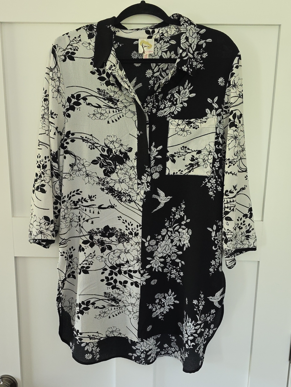 Fig and Flower Black & White Split Floral Button Tunic XL